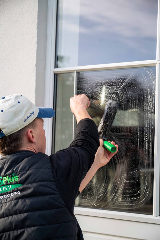 Vinduespudser i arbejde i Ålsgårde